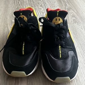 Nike Air Huarache Run Go The Extra Smile Black White Yellow Women's Size 7